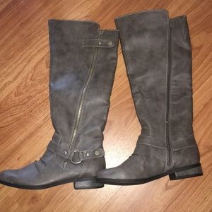 Women’s light Grey Boots size 7, never worn!